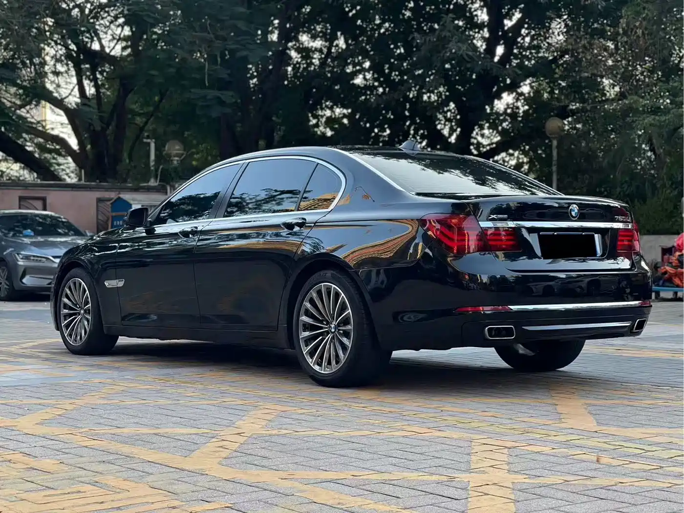 BMW 7 Series 2013 750Li xDrive фото 9