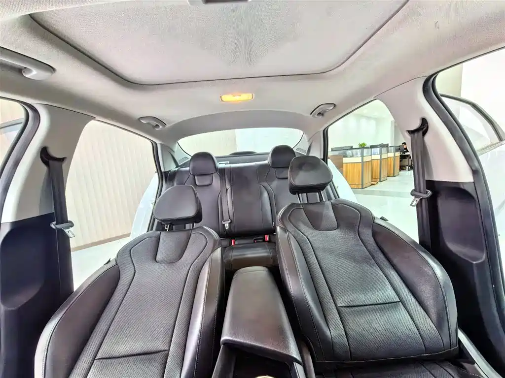 Hyundai Elantra 2022 1.5L CVT LUX Premium Edition фото 15