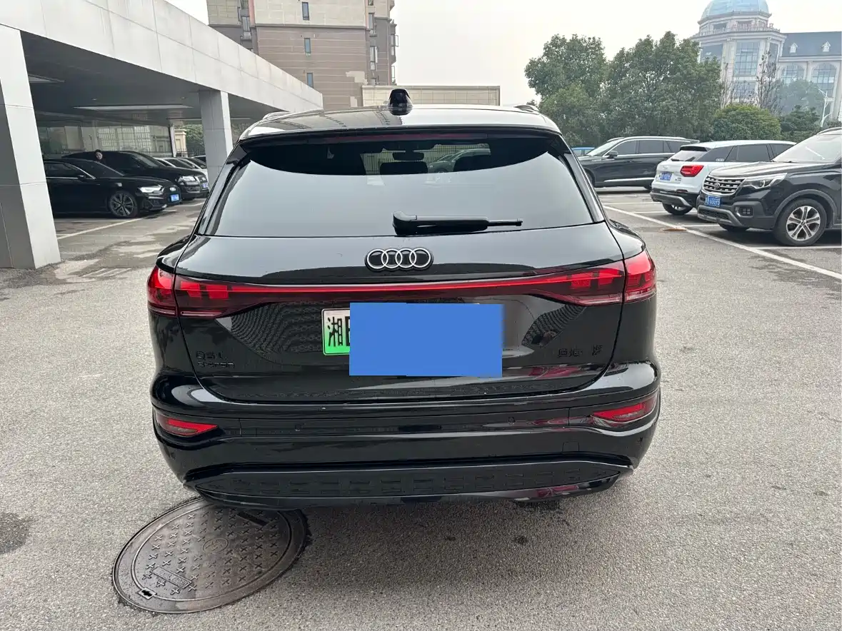 AUDI Q6L E TRON