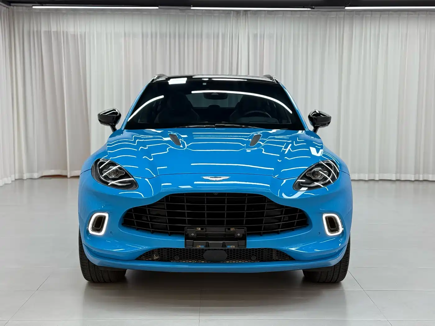 ASTON MARTIN DBX
