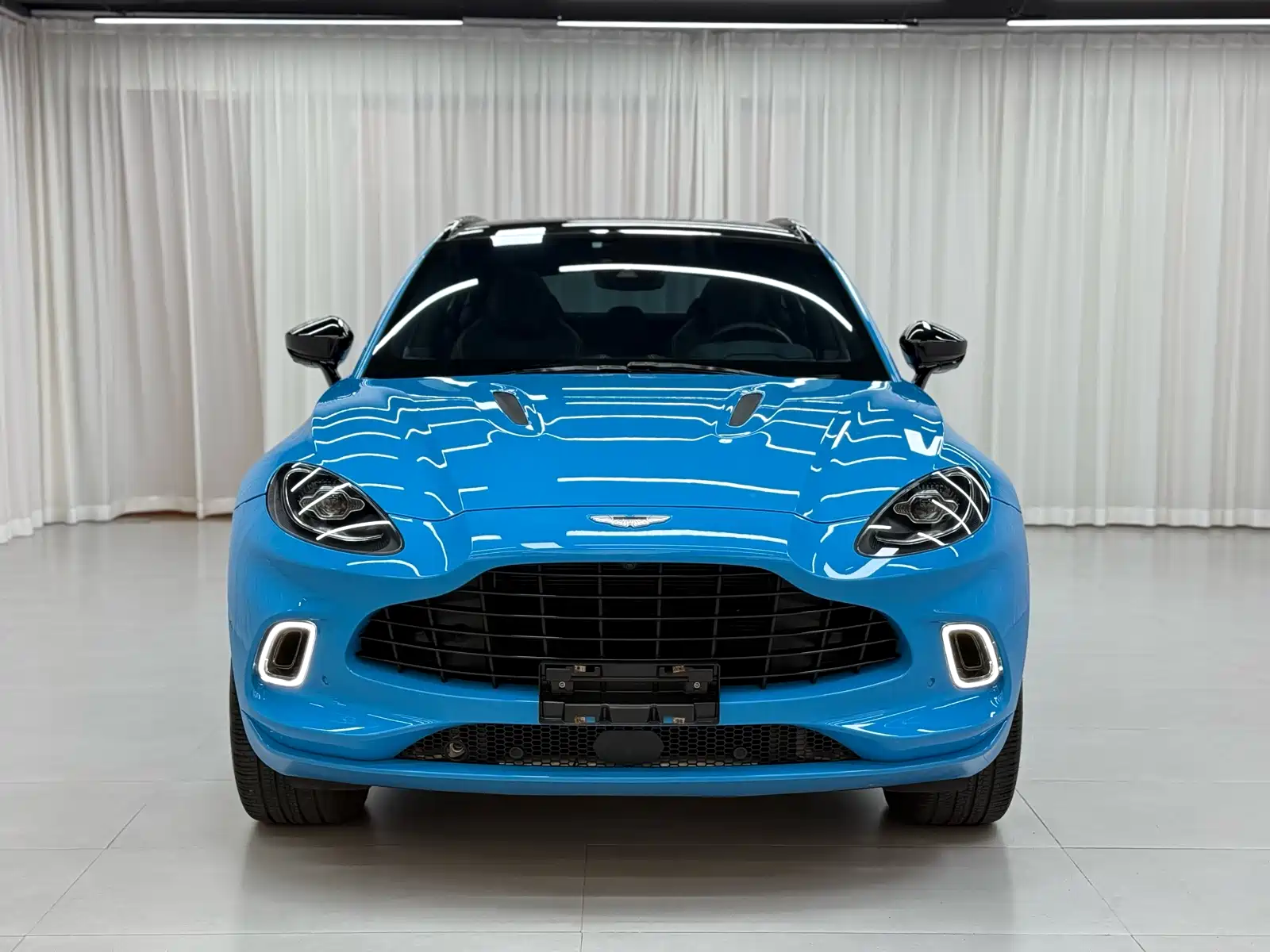 Photo 1 - Aston Martin DBX