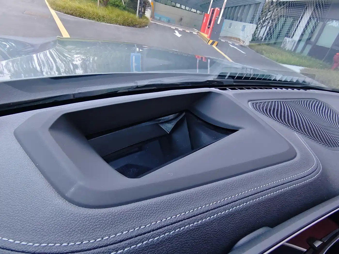 BMW 3 Series 2023 330Li M Sport Dark Night Package фото 9