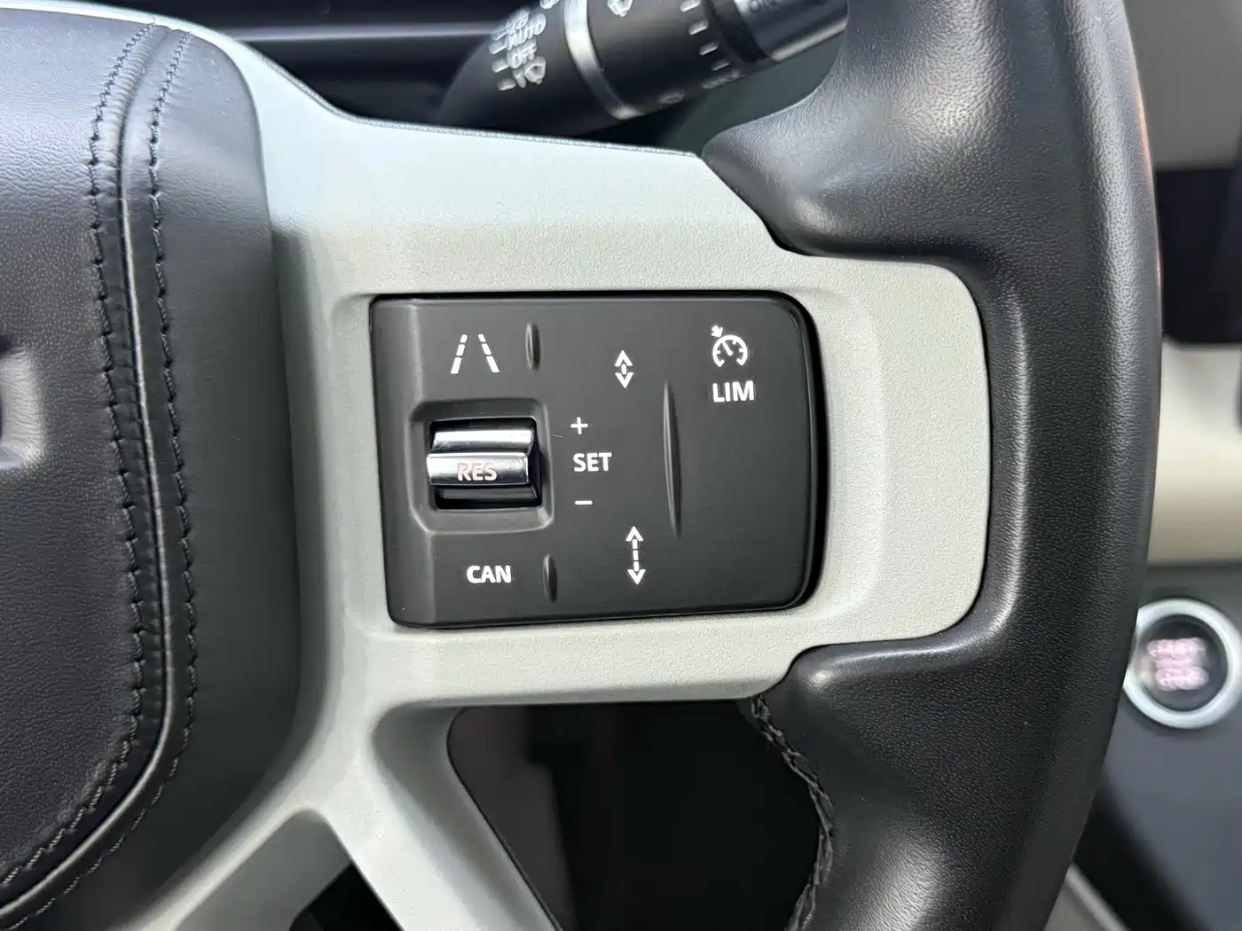 Land Rover Defender 2022 110 P400 X-DYNAMIC HSE фото 24