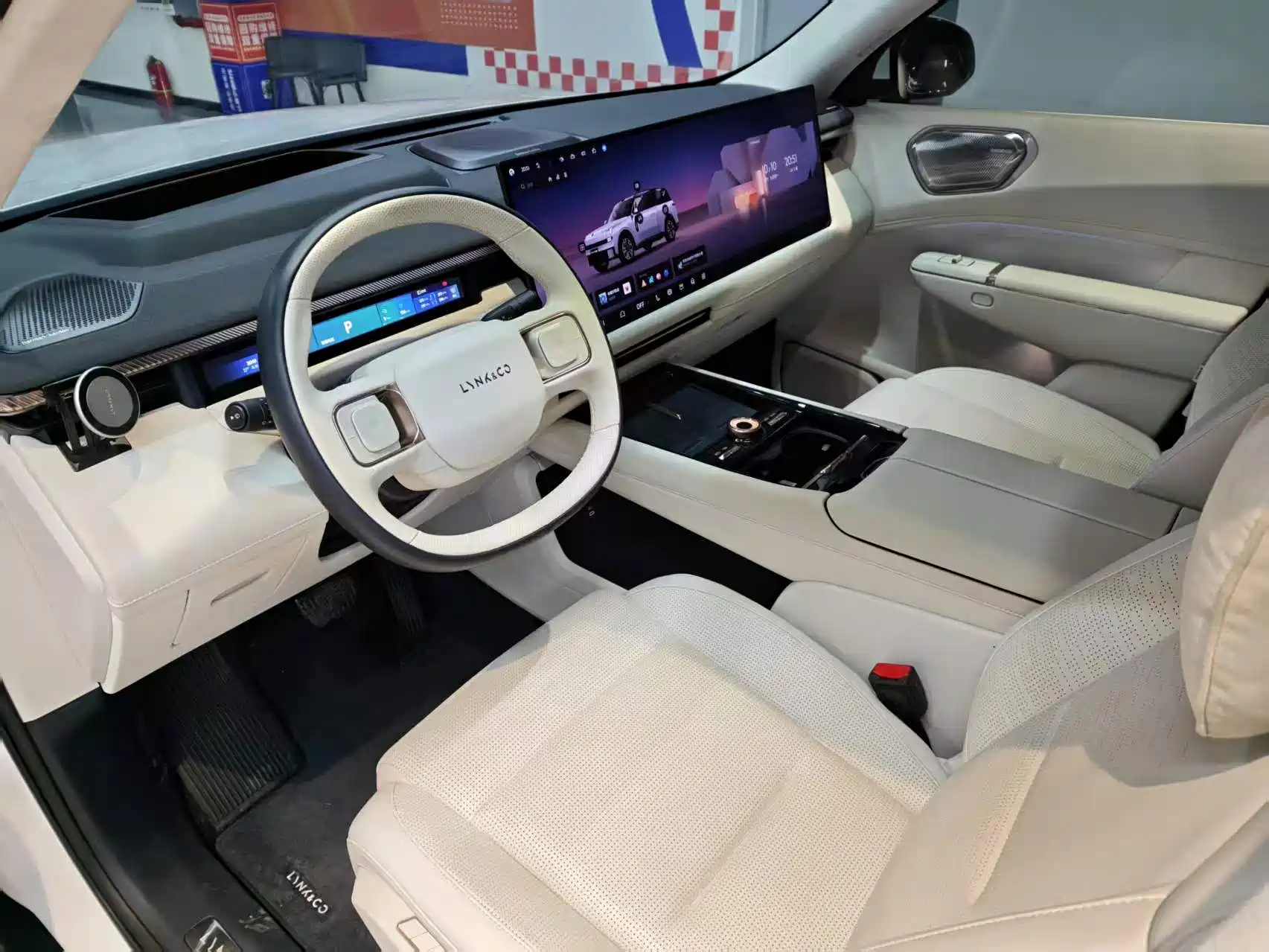 Photo 17 - Lynk & Co 900
