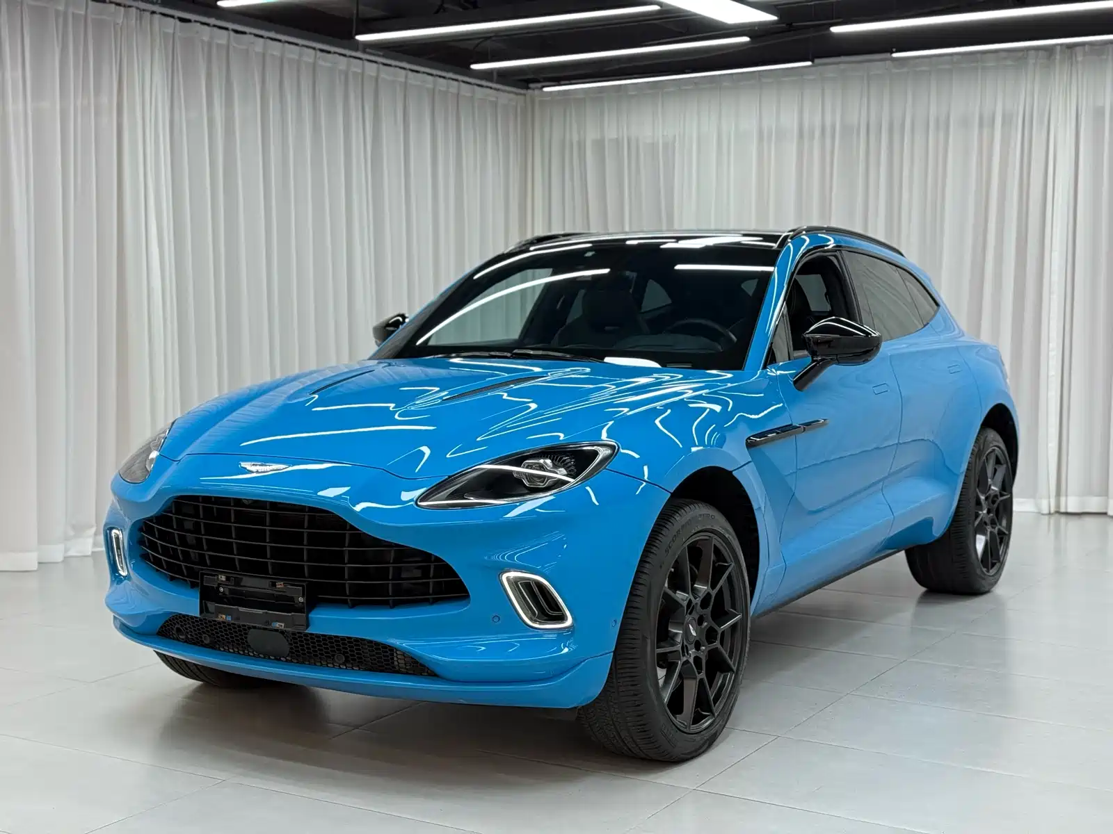 Photo 2 - Aston Martin DBX