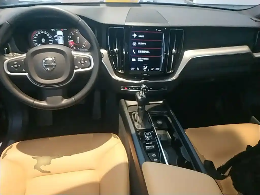Фото 10 - Volvo XC60