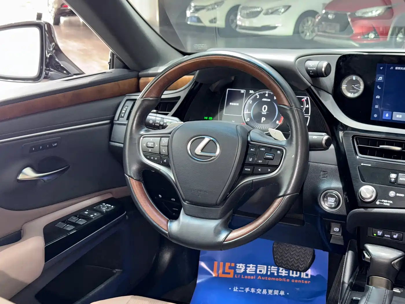 Фото 11 - Lexus ES