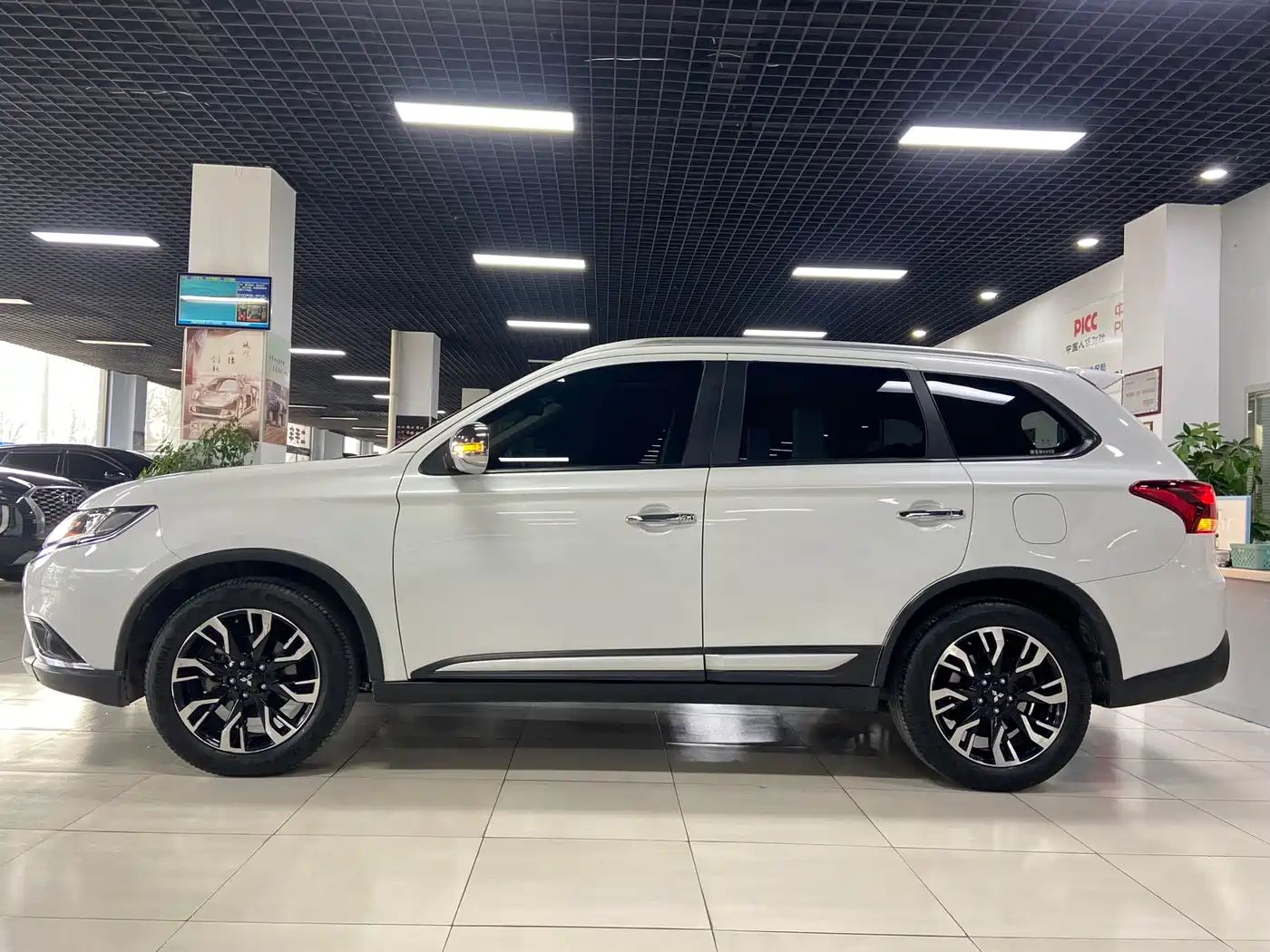 Mitsubishi Outlander 2020 2.0L 2WD Premium 5-seater фото 3