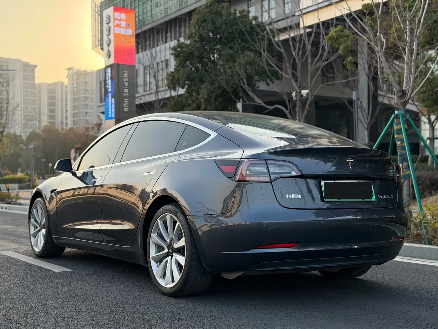 TESLA MODEL 3