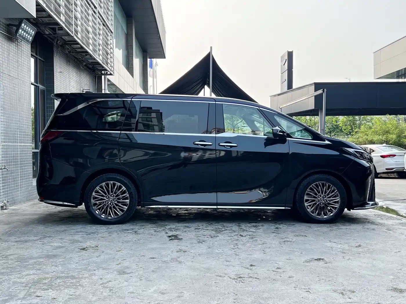 Lexus LM 2025 Model 500h Six-Seater Prestige Edition фото 3