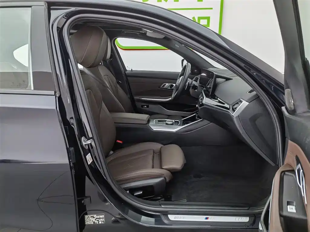 BMW 3 Series 2023 325i M Sport Black Night Package фото 23