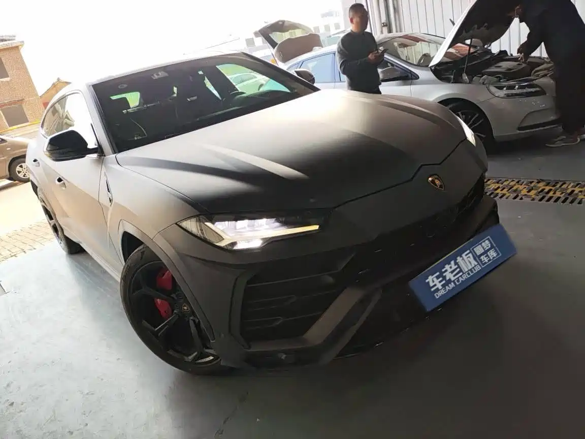 Фото 17 - Lamborghini Urus