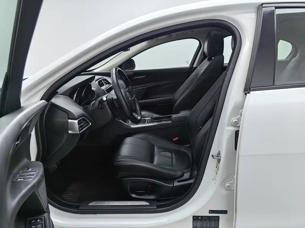 Photo 10 - Jaguar XE