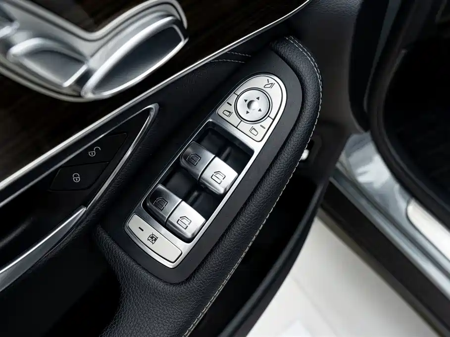Mercedes-Benz GLC 2018 Facelift GLC 260 4MATIC Dynamic фото 24