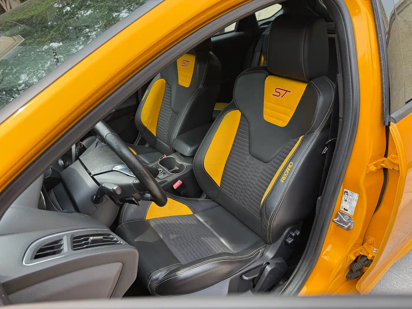 Ford Focus (Import) 2014 2013 2.0T ST Orange Edition