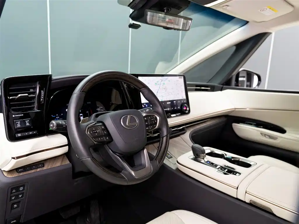 LEXUS LM