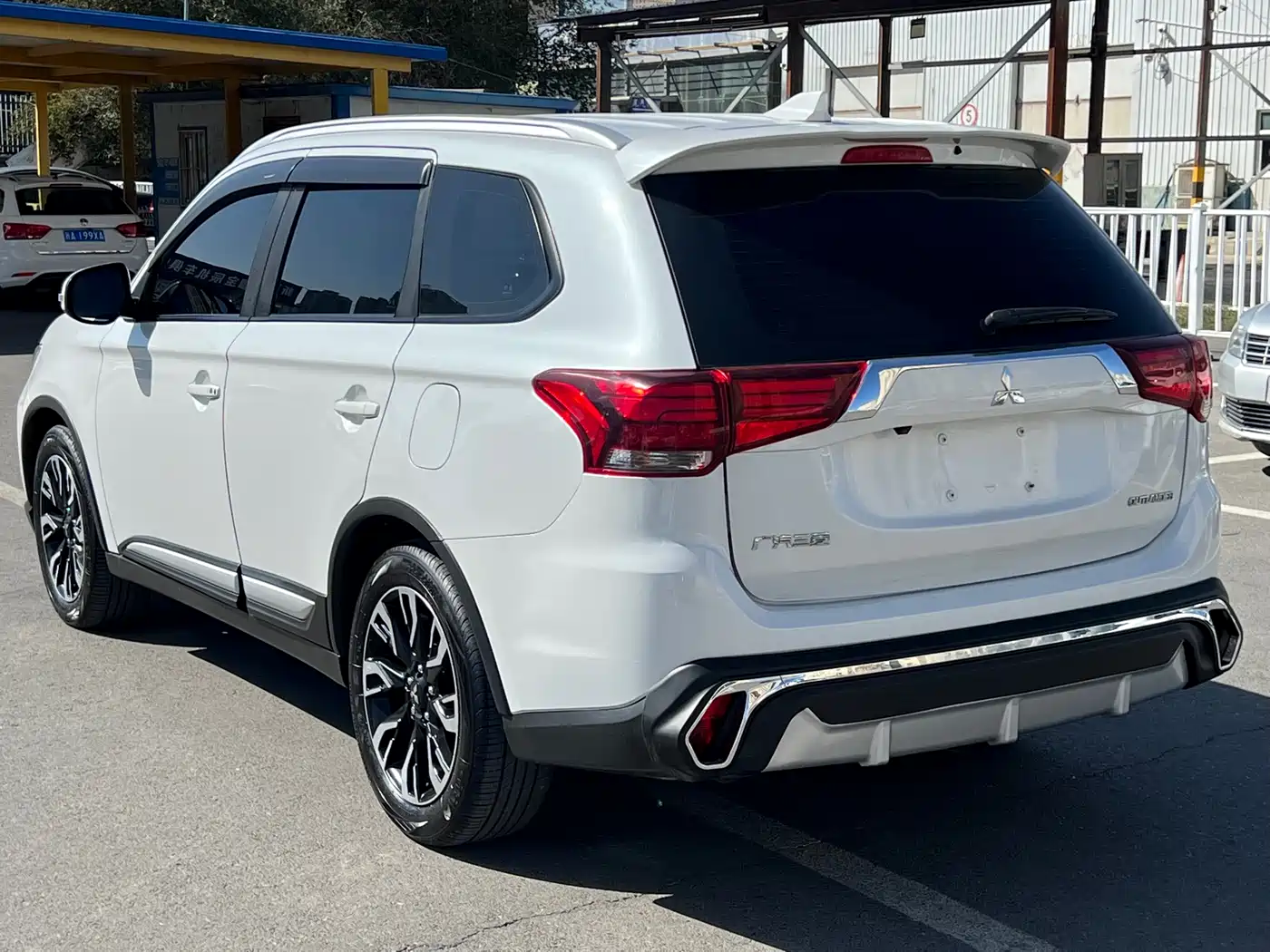 MITSUBISHI OUTLANDER