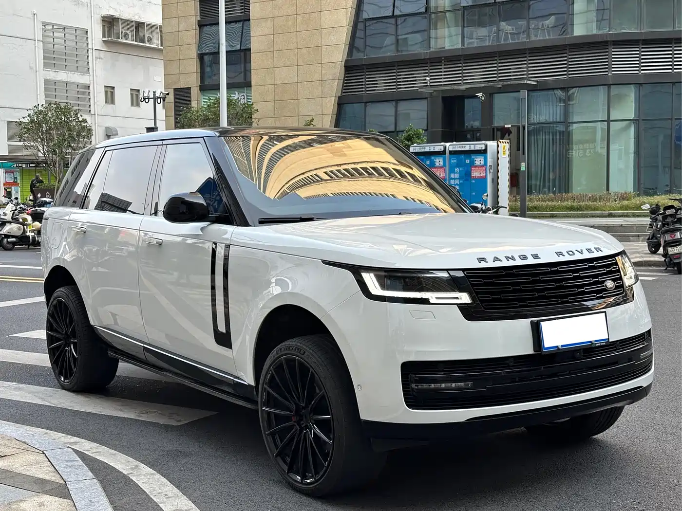 Land Rover Range Rover 2023 3.0 L6 400PS Golden Age 7-Seater Long Wheelbase фото 2