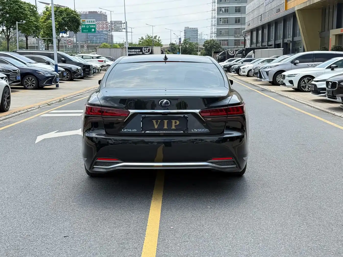 Фото 10 - Lexus LS