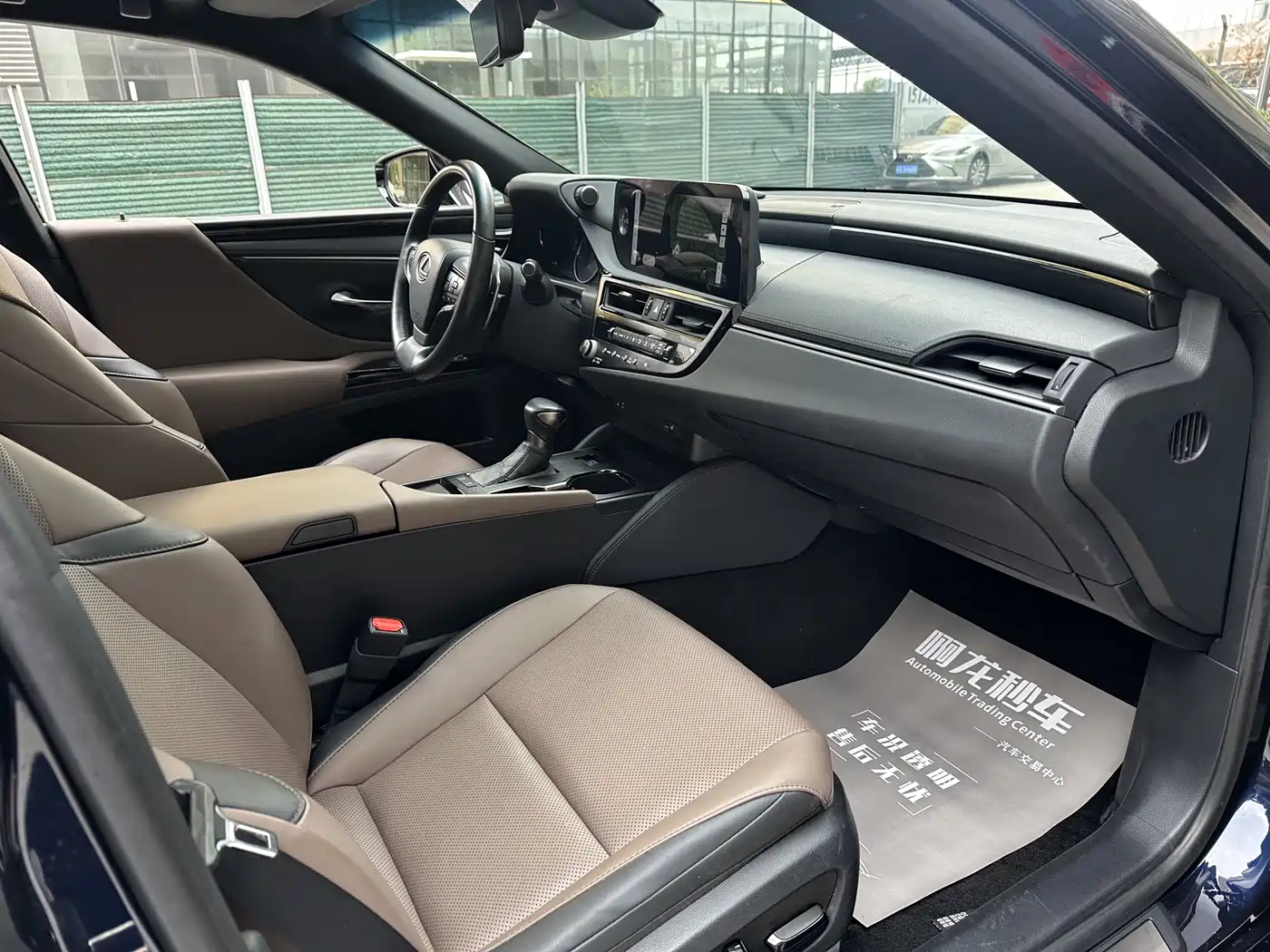 Lexus ES 2023 200 Excellence Edition фото 13