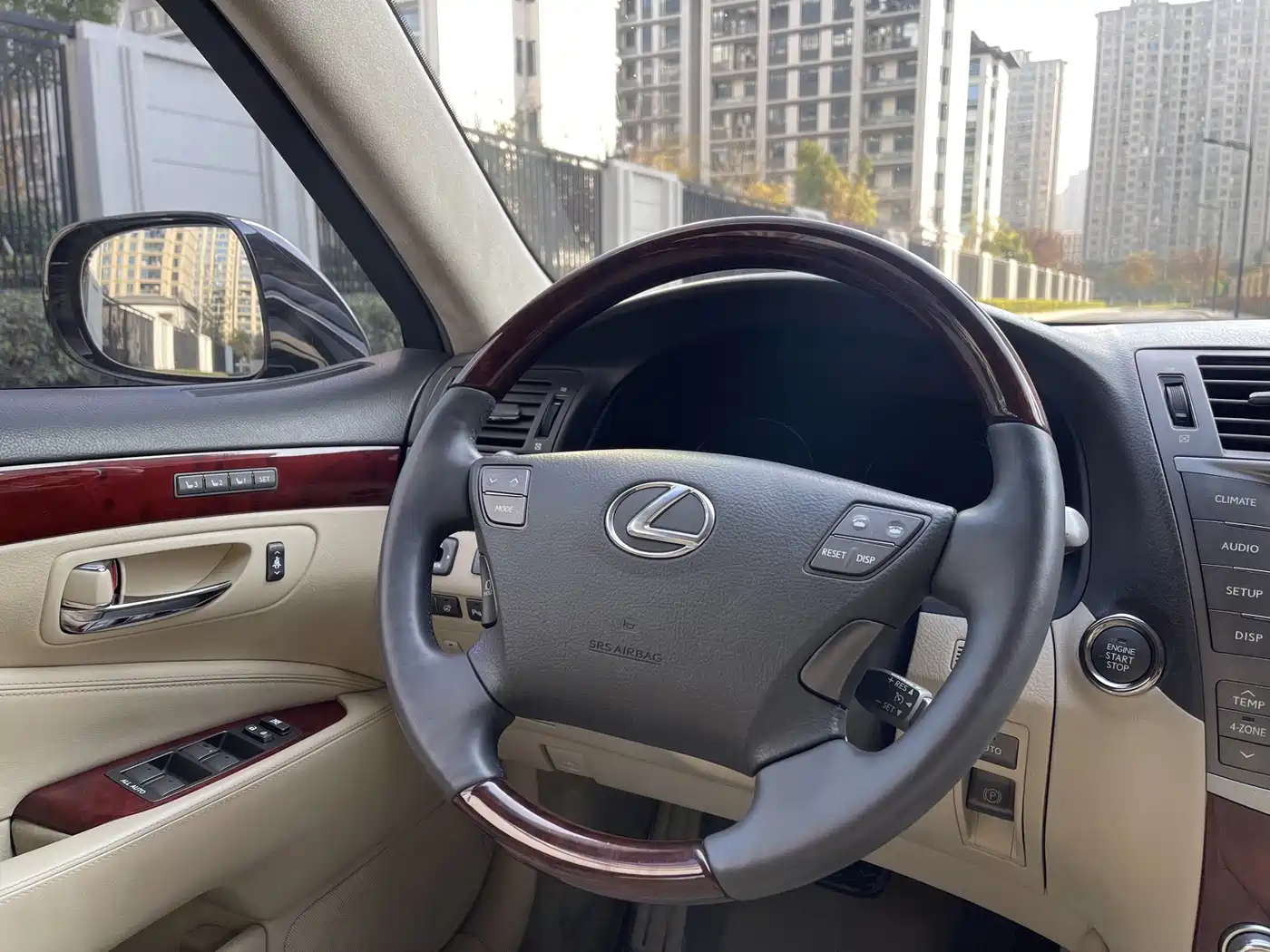Фото 14 - Lexus LS