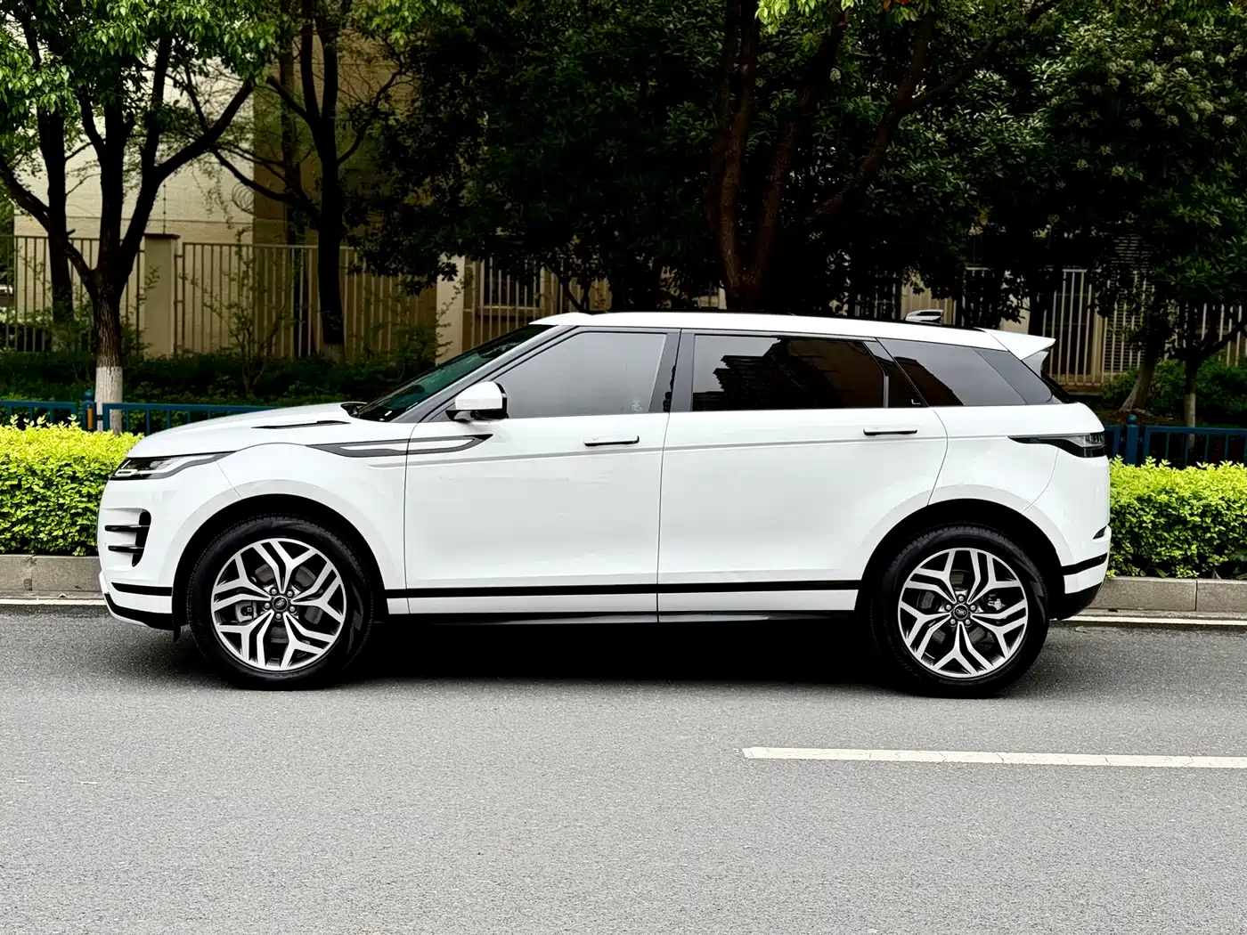 Land Rover Range Rover Evoque 2022 Range Rover Evoque L 249PS R-Dynamic Luxury Edition фото 15