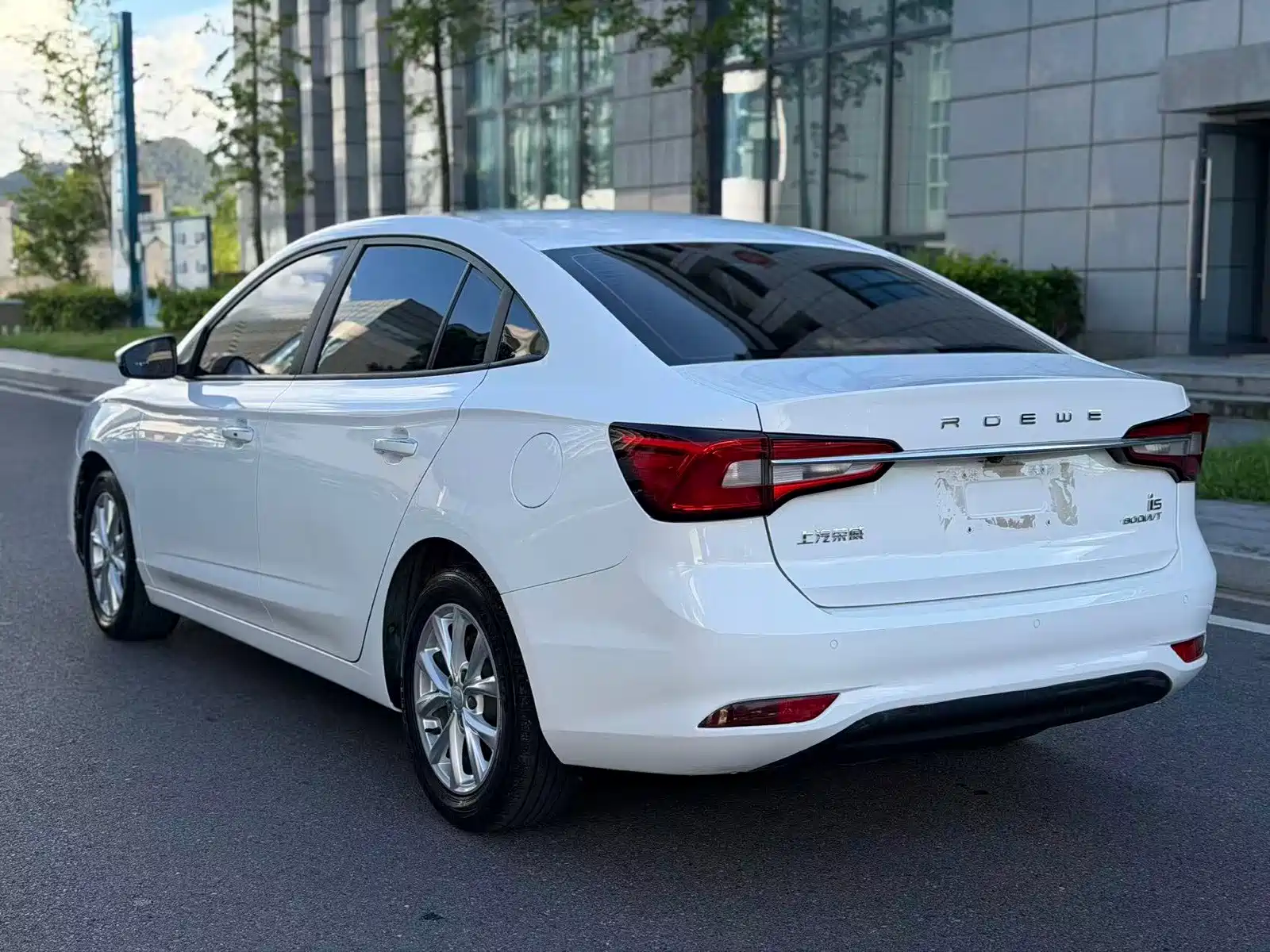 Фото 14 - Roewe i5