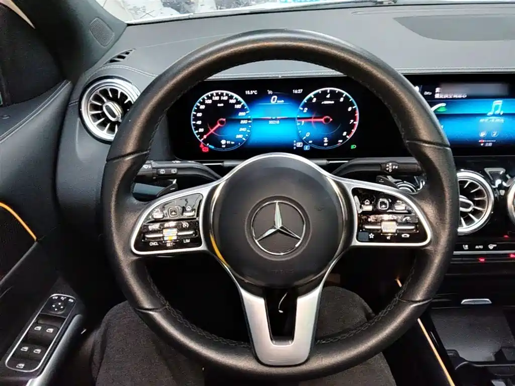MERCEDES-BENZ GLA
