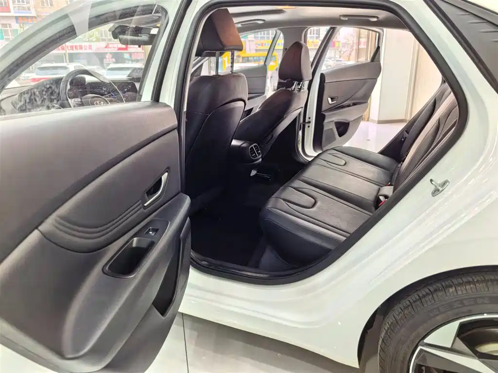 Hyundai Elantra 2022 1.5L CVT LUX Premium Edition фото 8