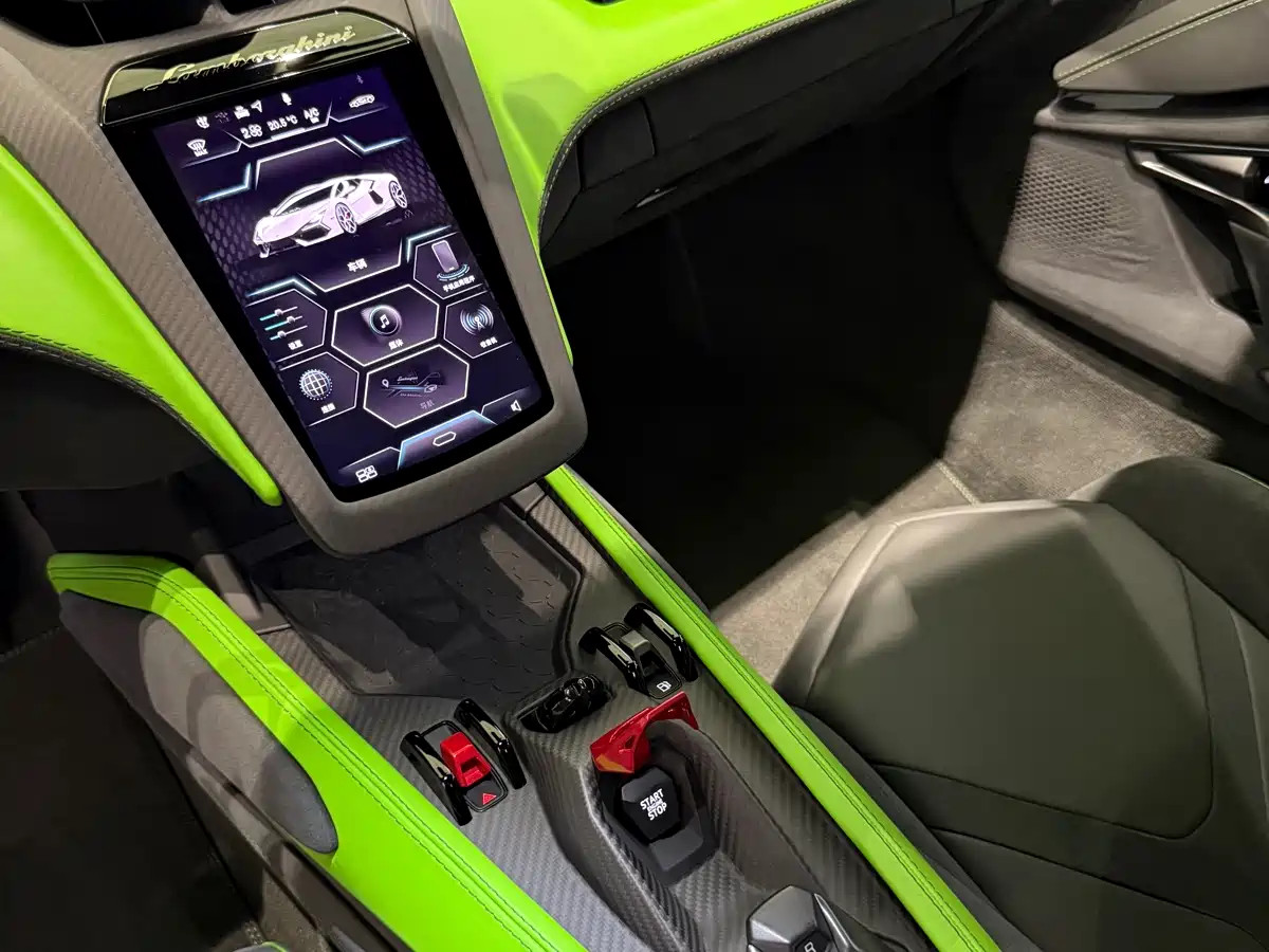 LAMBORGHINI REVUELTO