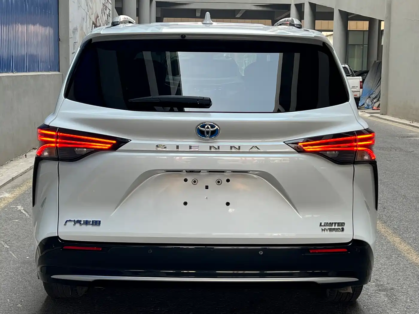 Toyota Sienna 2021 2.5L Hybrid Premium Edition фото 3