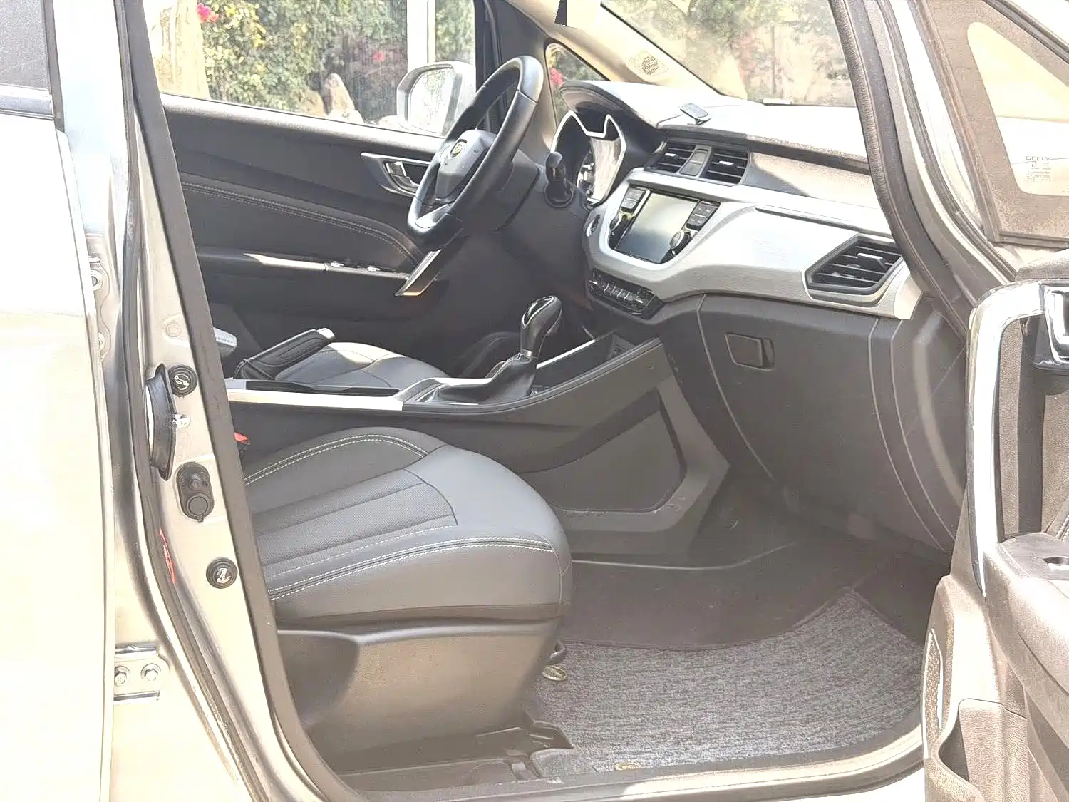 Фото 9 - Geely Vision X3