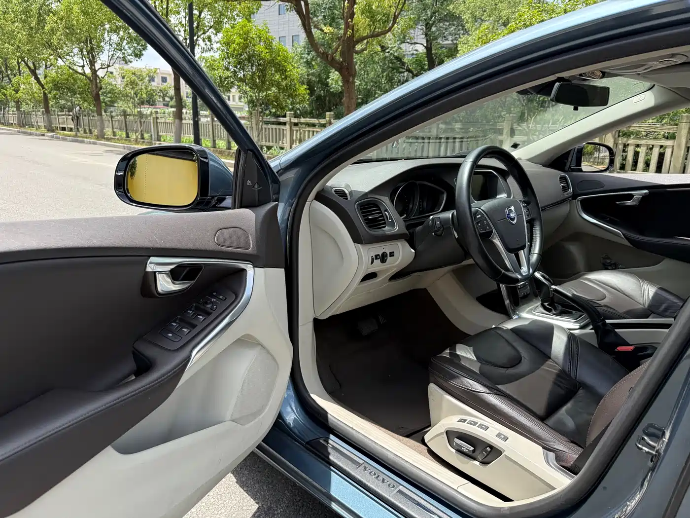 Volvo V40 2013 2014 2.0T Zhiya Edition