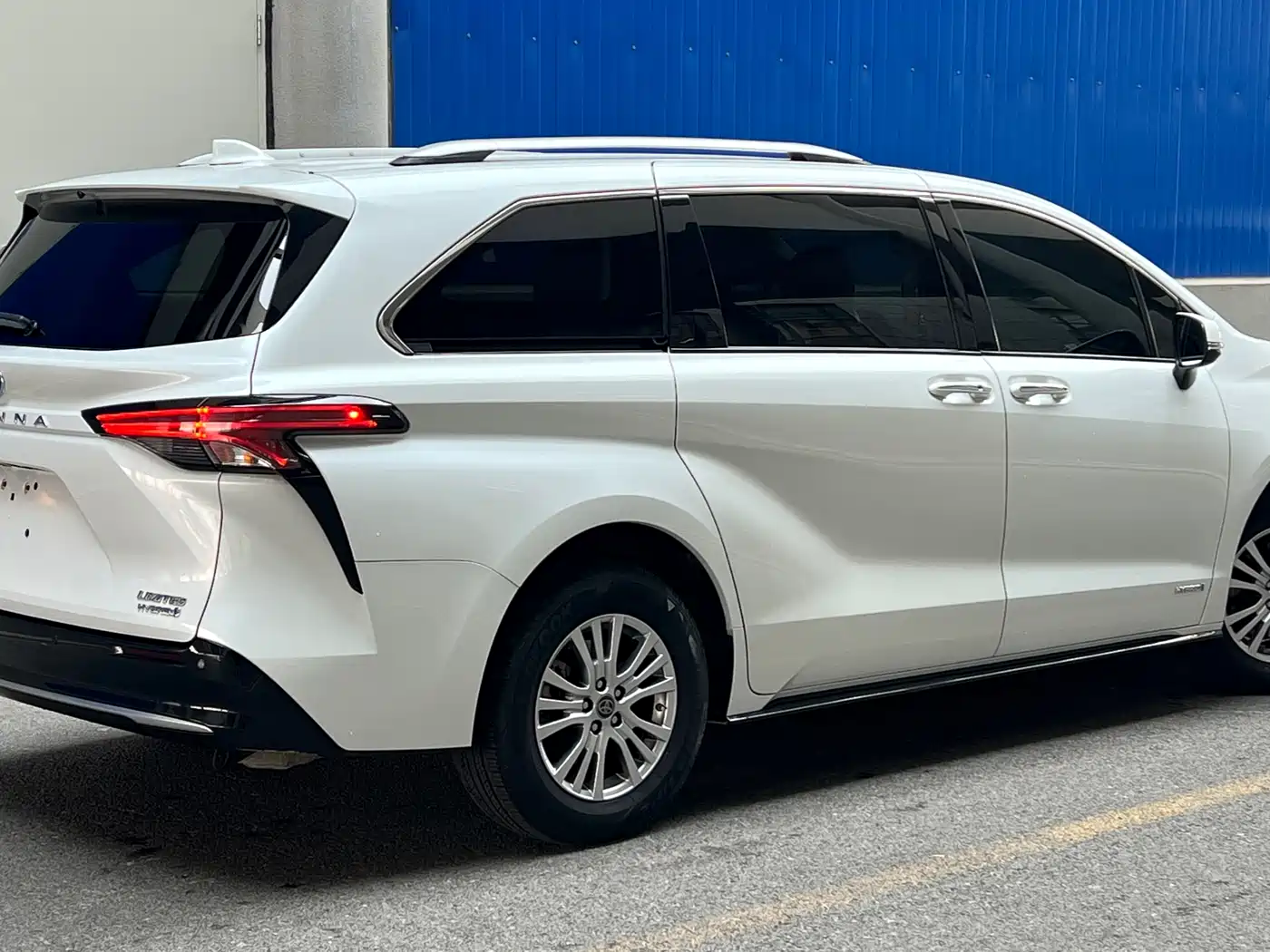 Toyota Sienna 2021 2.5L Hybrid Premium Edition фото 5