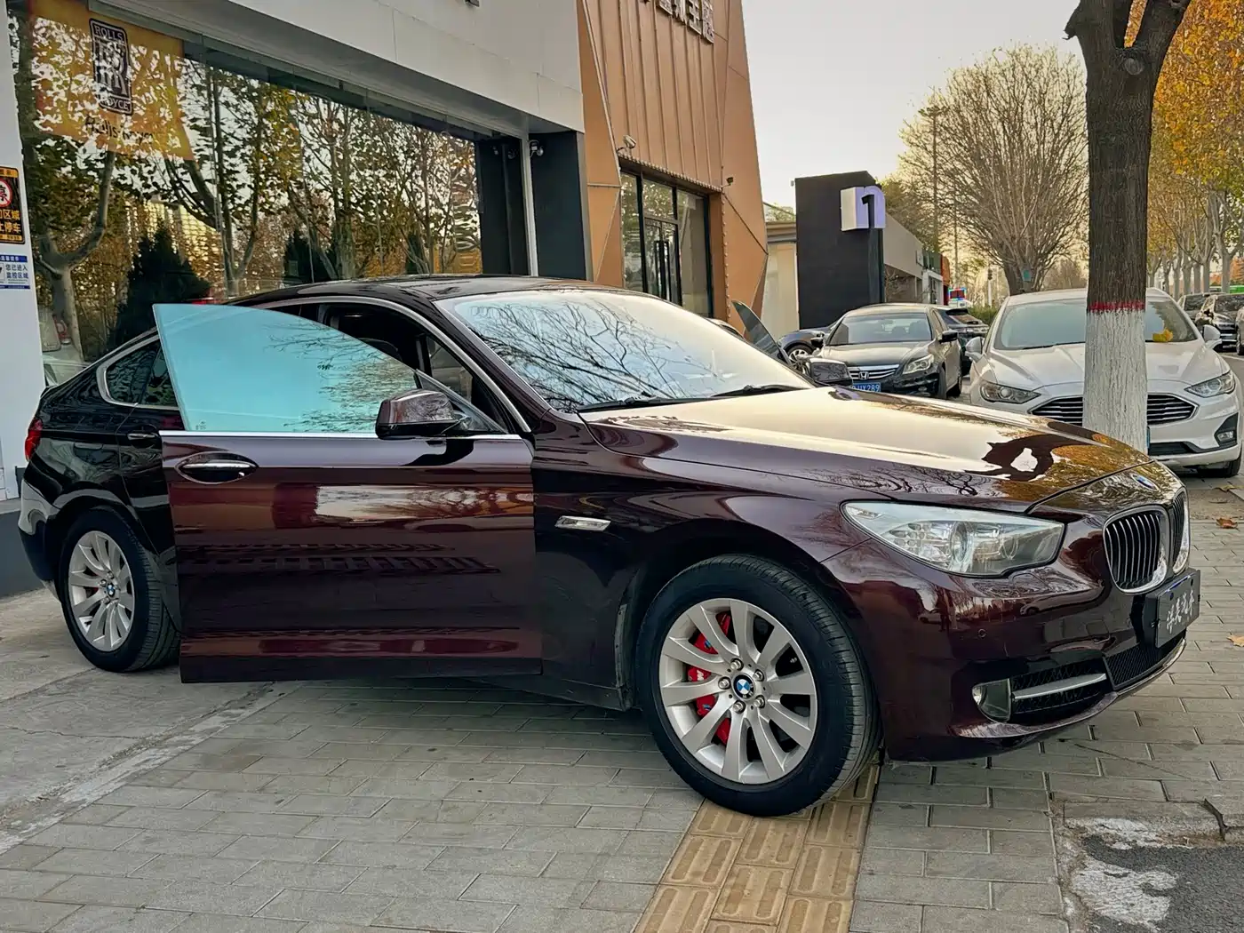 BMW 5 Series GT 2011 535i xDrive Luxury Model фото 8