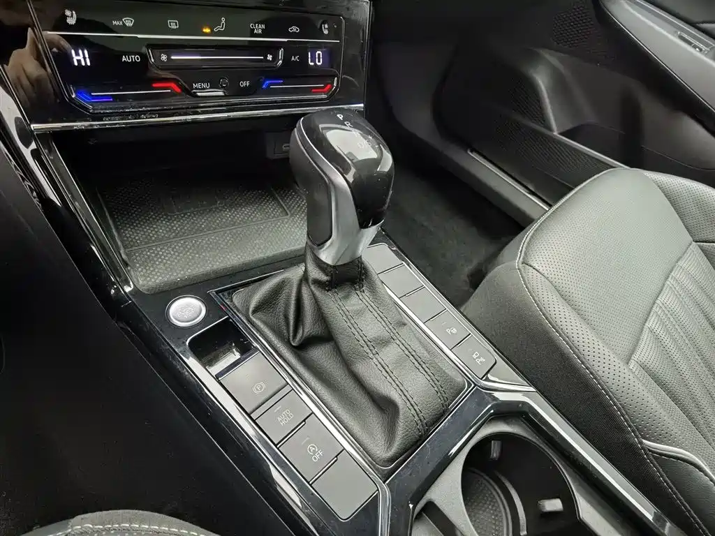 Volkswagen Passat 2022 330TSI Luxury Edition фото 13
