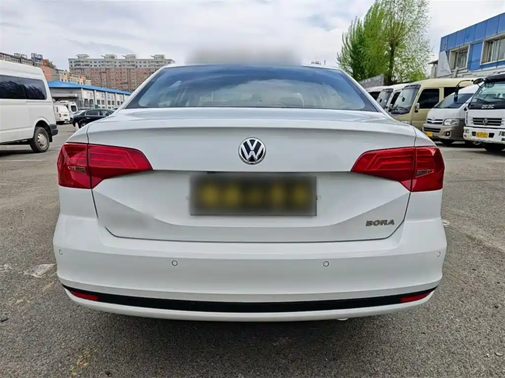 Volkswagen Bora 2017 1.6L Automatic Fashion Edition фото 6