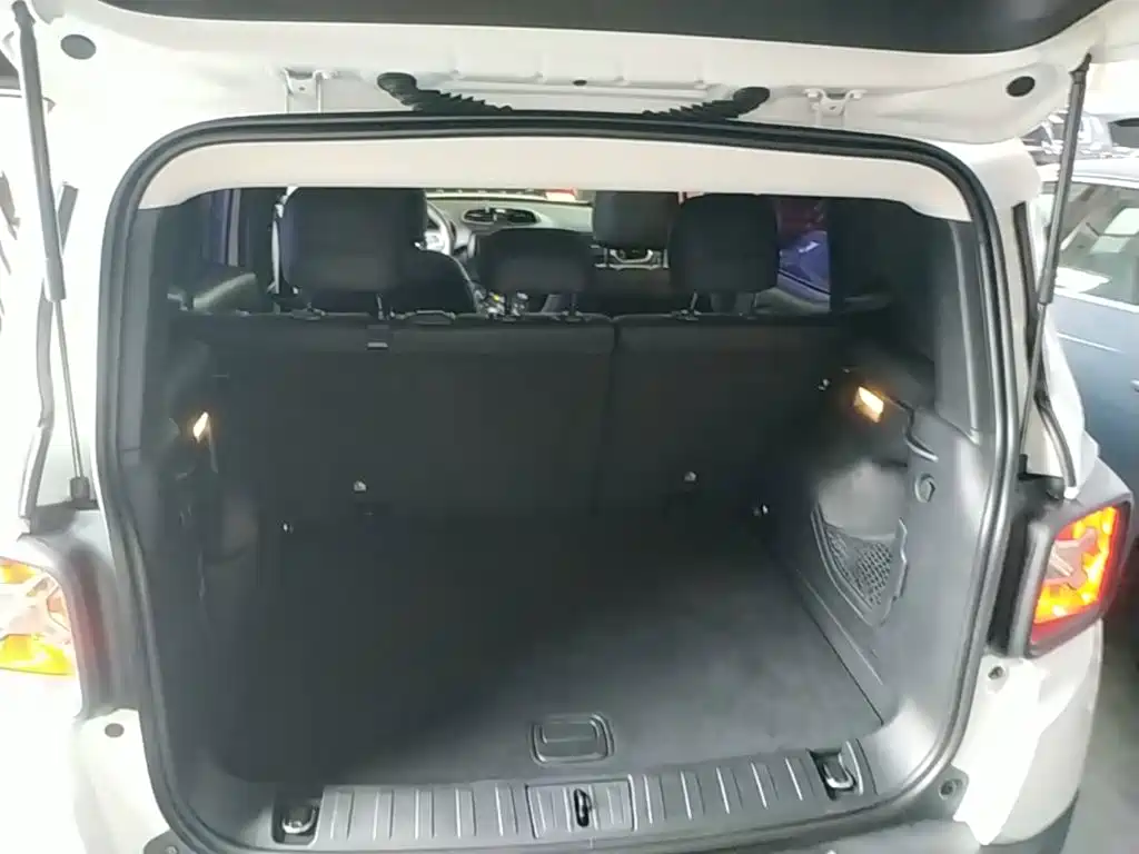 Photo 19 - Jeep Renegade