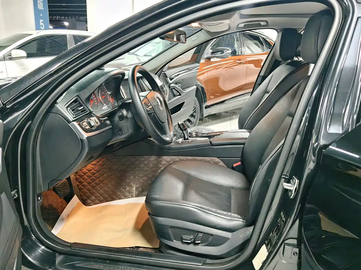BMW 5 Series 2013 520Li Elegance фото 5