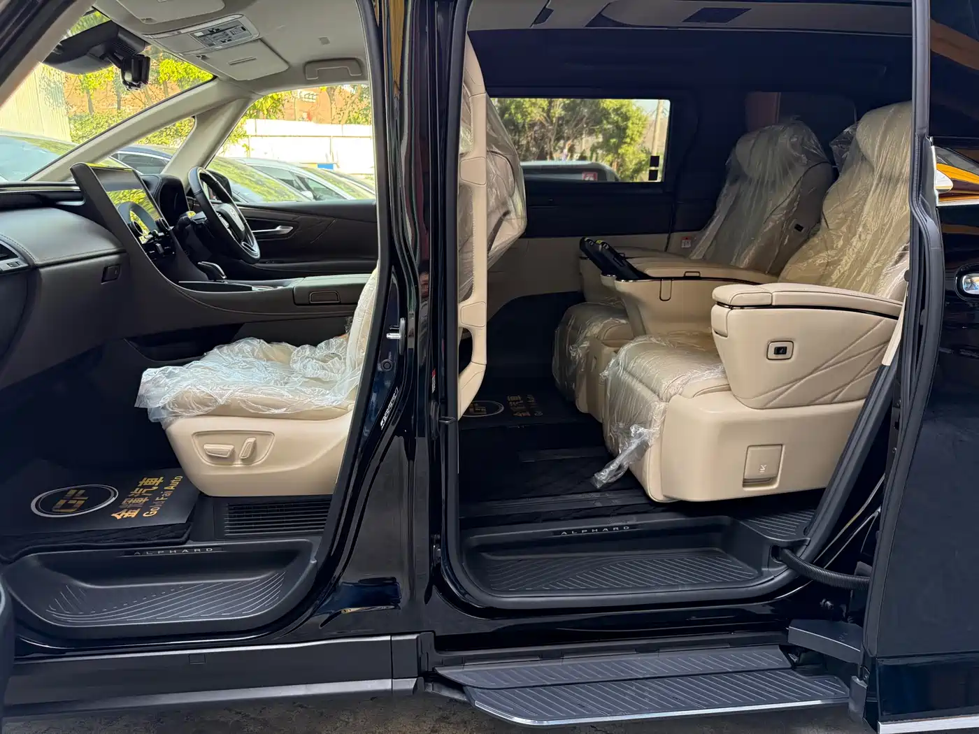 Toyota Alphard 2025 Hybrid 2.5L Ultimate Gold Edition фото 10