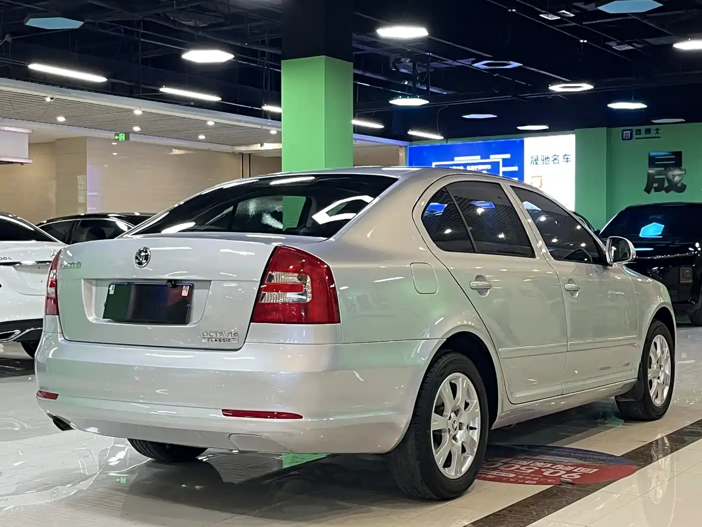 Škoda Octavia 2015 Classic 1.6L Automatic Leisure Edition фото 16