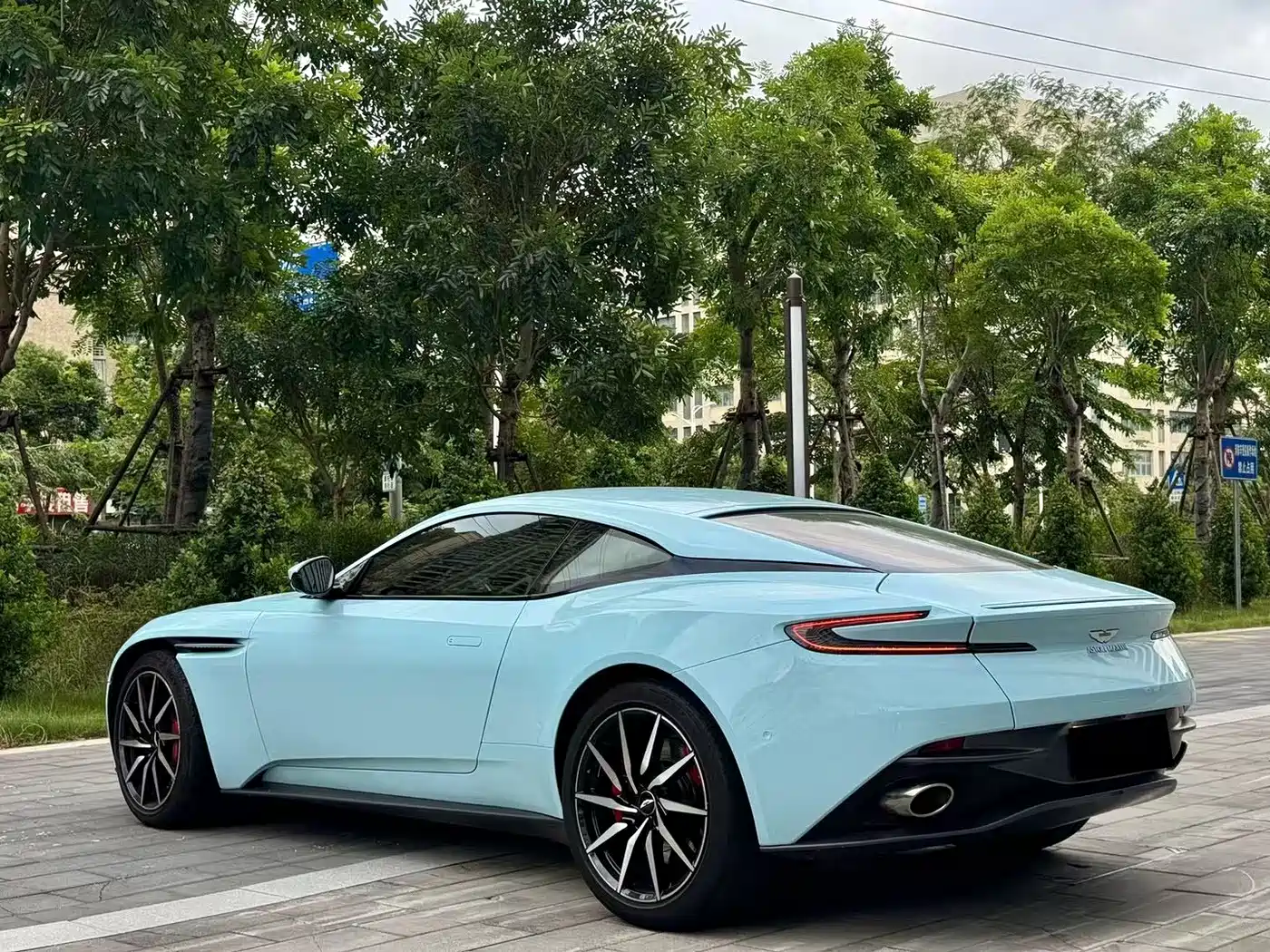 Aston Martin DB11 2016 5.2T Launch Edition фото 6