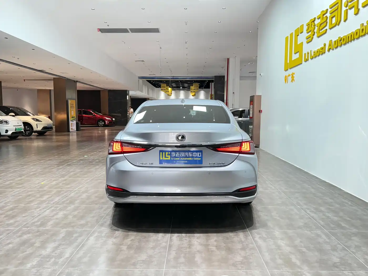Фото 6 - Lexus ES