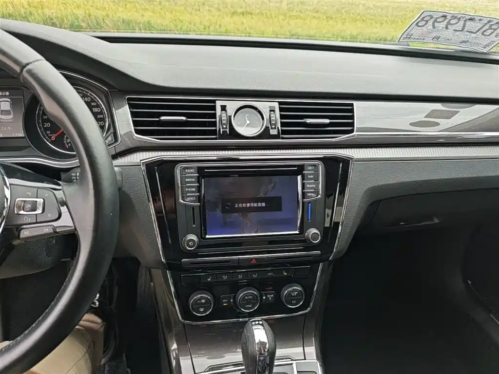 Volkswagen Passat 2017 330TSI DSG Luxury фото 13