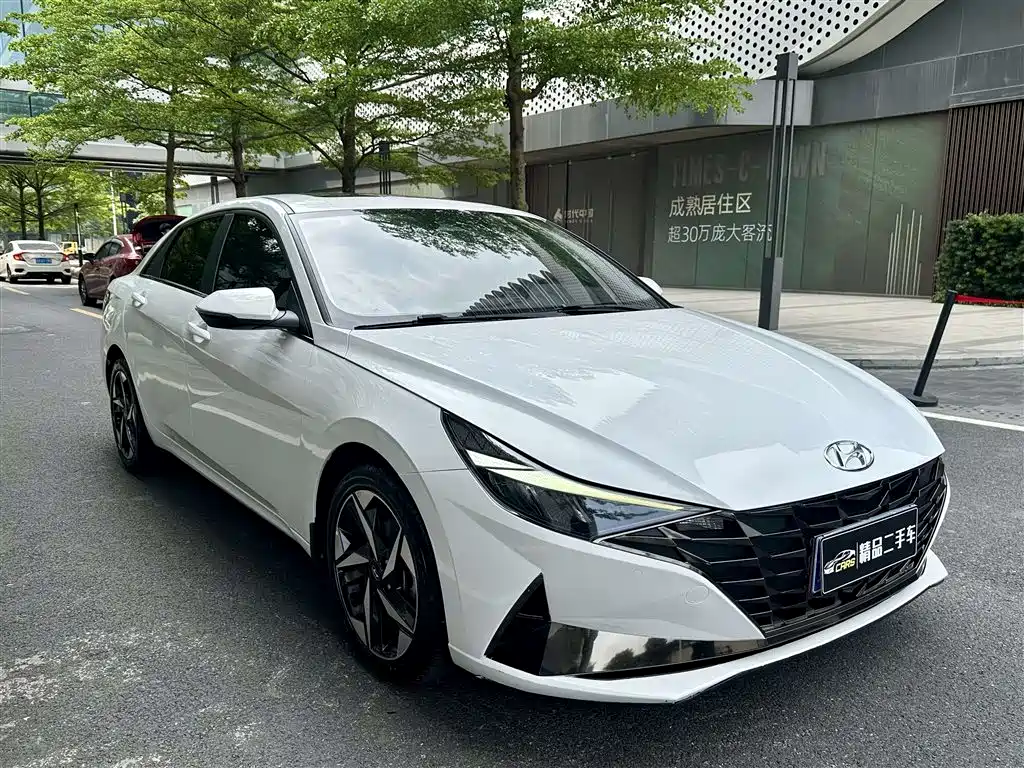 Hyundai Elantra 2021 1.5L CVT LUX Premium Edition фото 3