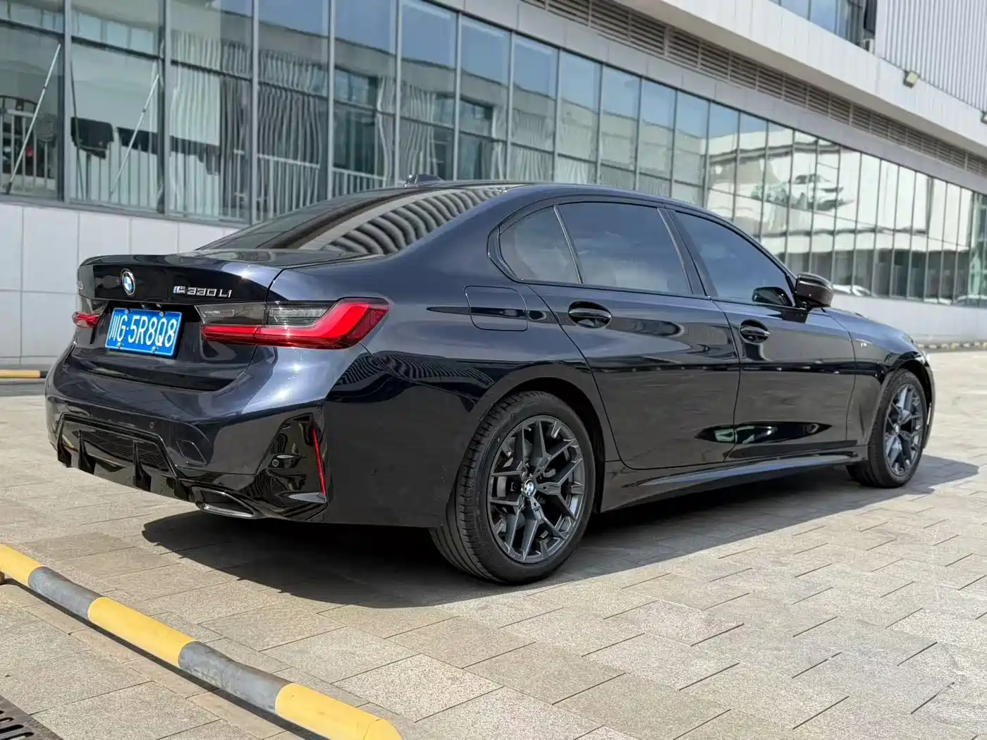 BMW 3 Series 2025 330Li M Sport Night Edition фото 9