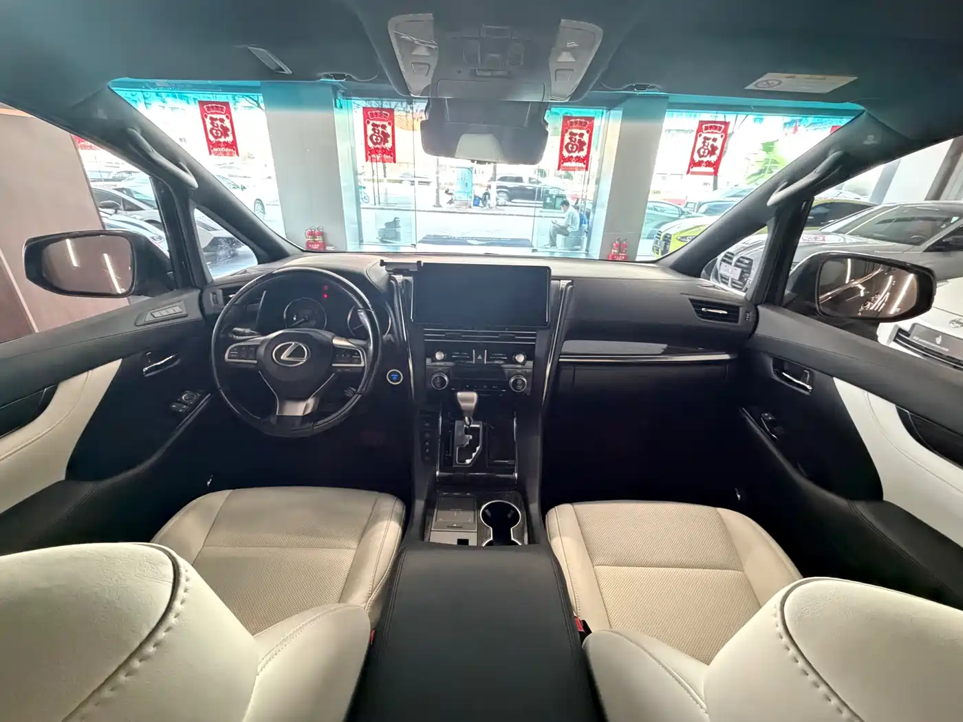 Lexus LM 2020 300h 4-Seat Imperial Edition фото 4