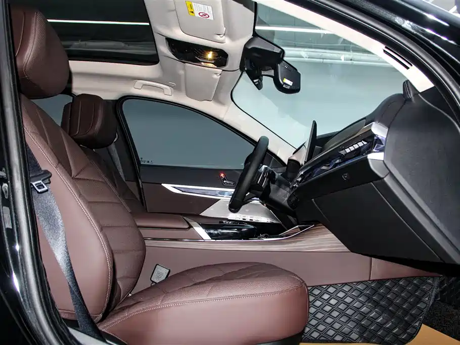 BMW 7 Series 2023 Model 735Li M Sport Package фото 19