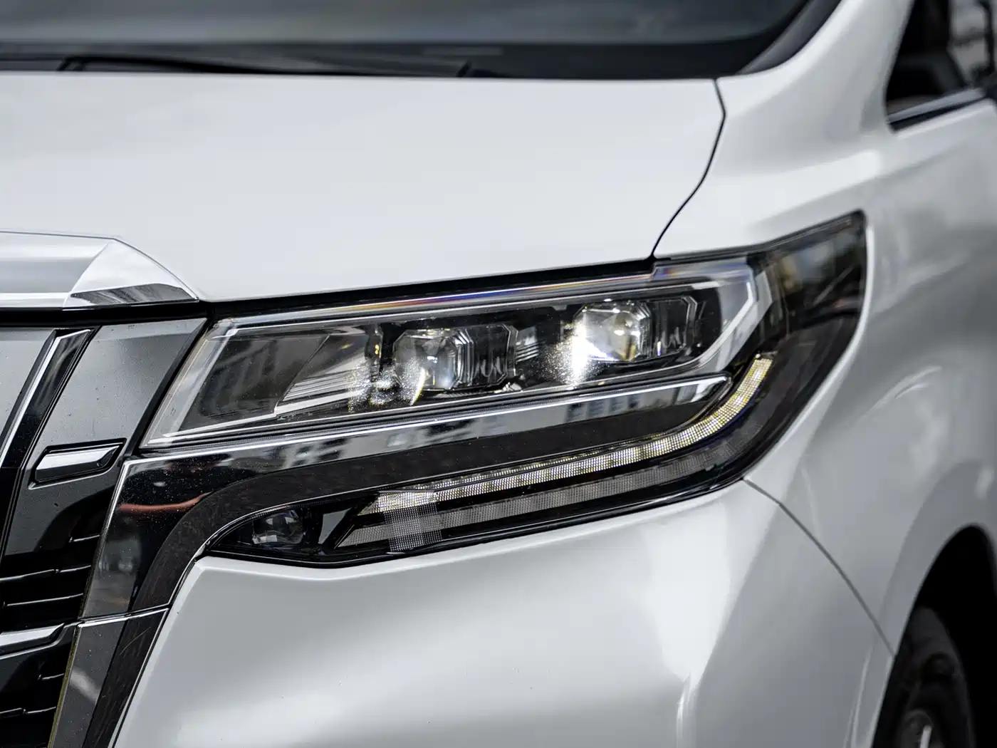Toyota Alphard 2019 Hybrid 2.5L Luxury фото 3