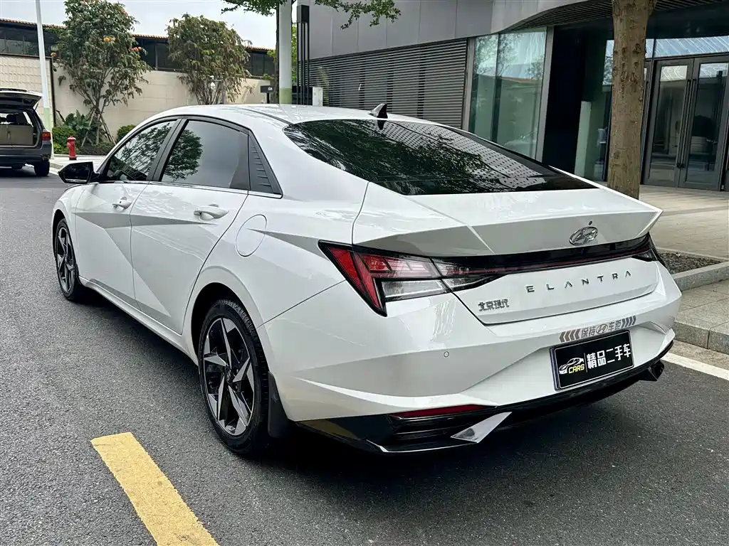 Hyundai Elantra 2021 1.5L CVT LUX Premium Edition фото 9